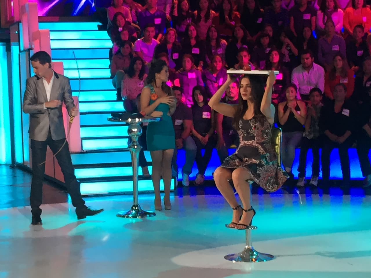 Laura tenía que sostener una manzana en la cabeza, ¡para recibir una flecha!