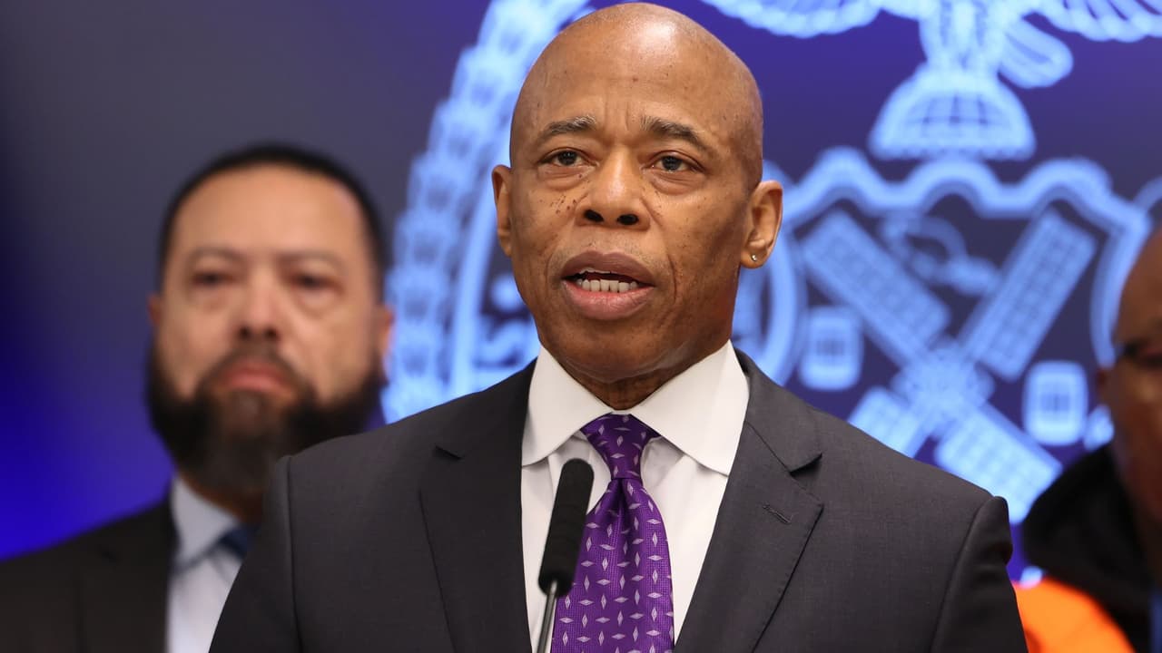 Juez federal pausa juicio por corrupción contra el alcalde Eric Adams, pero rechaza por ahora retirar los cargos, como pidió el gobierno de Trump