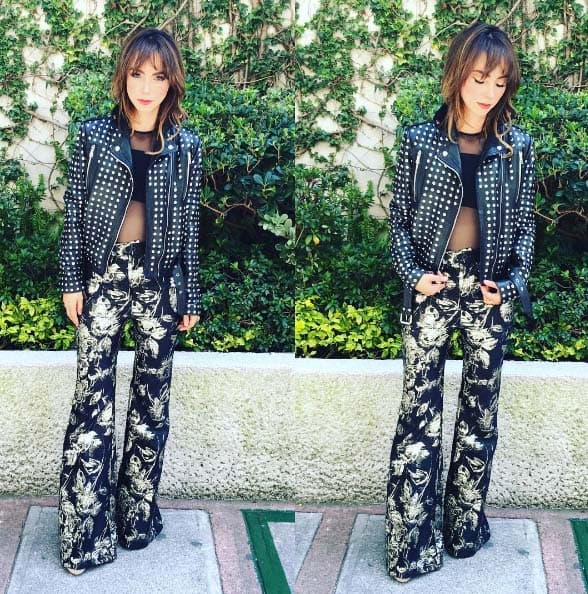 ¡Nos encanta! Pantalones floreados acampanados + crop top + chamarra con estoperoles = outfit perfecto.