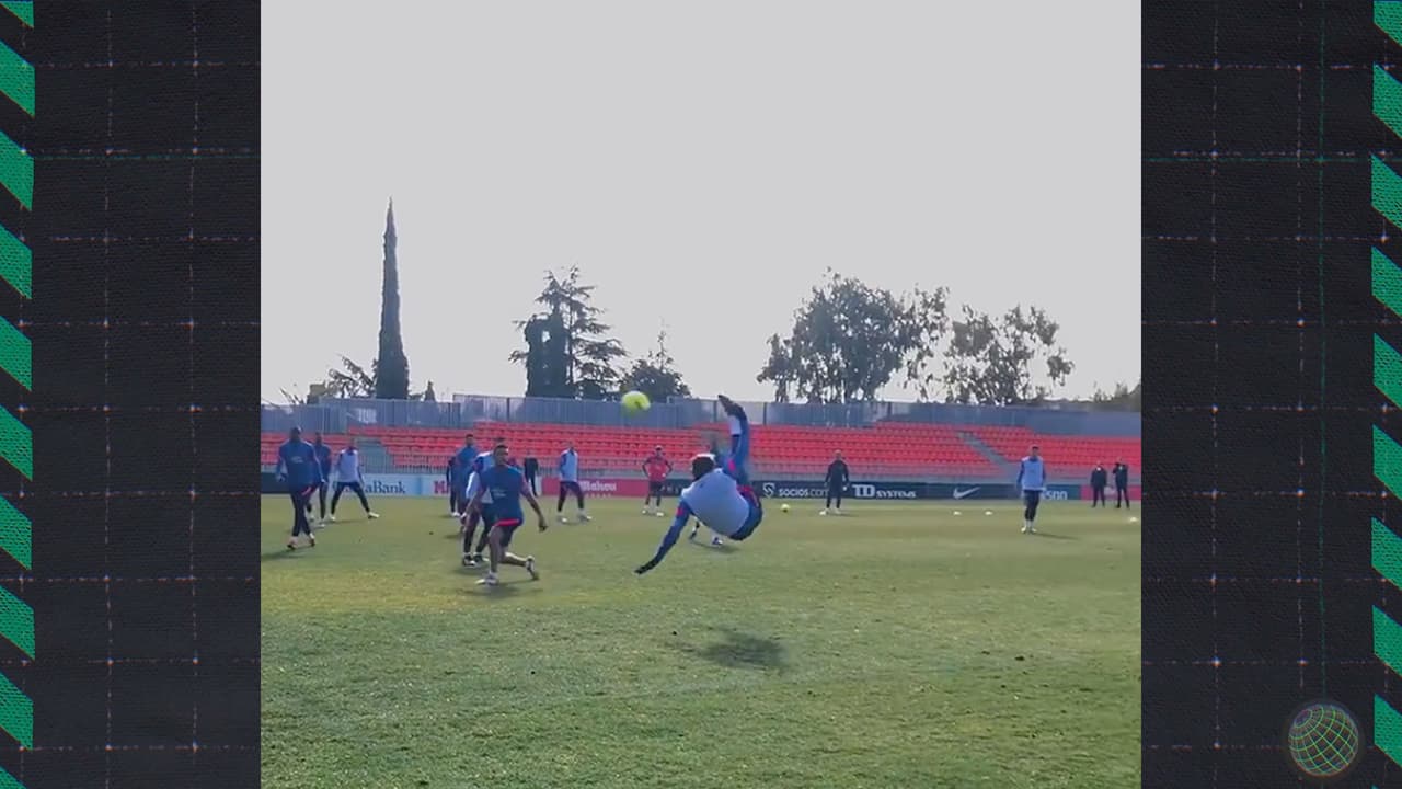 Héctor Herrera se luce con golazo en el entrenamiento