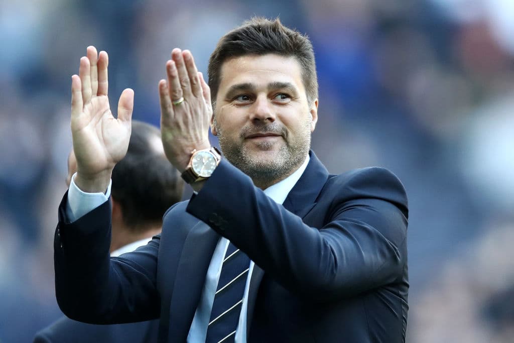 El argentino Mauricio Pochettino, técnico del Tottenham Hotspur, saludó al público en el intermedio del juego, mostrando su entusiasmo por la nueva casa de los Spurs.