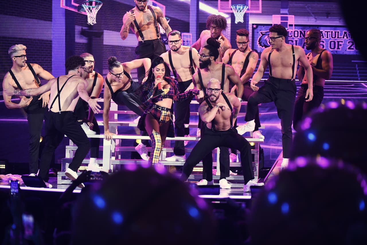 La canción es el tercer sencillo de su álbum y fue interpretada con todo el estilo que caracteriza a Natti Natasha.