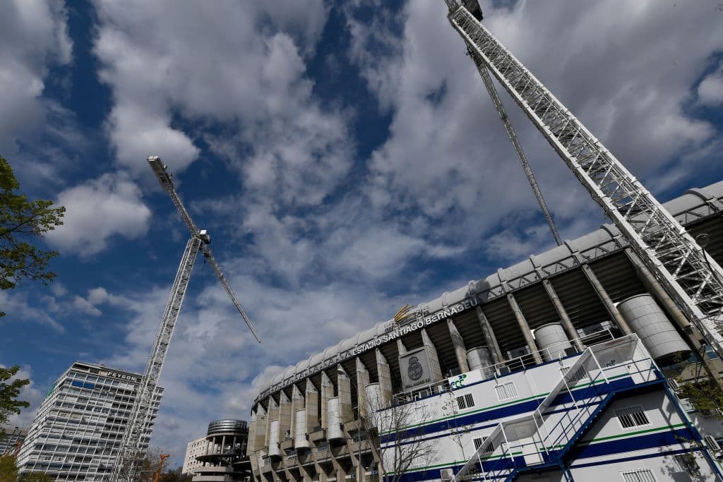 La obras en el Santiago Bernabéu continuan a toda máquina para adelantar todo lo posible durante la cuarentena. Entre lo más destacado est´a el desmontaje de la cubierta del estadio. En el fondo norte se ha desmontado toda la estructura metálica y se está desmontando sector a sector la cubierta rígida de la que ya prácticamente no queda nada.
