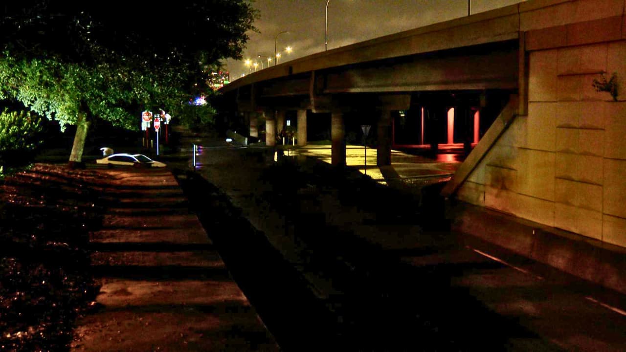 Todo comenzó a las 12:09 a.m., cuando 
<b>una llamada al 911 alertó que un auto estaba atrapado en el agua.</b> 
<a href="https://dallascityhall.com/departments/fire-rescue/Pages/default.aspx" target="_blank">Bomberos de Dallas</a> y 
<a href="https://dallaspolice.net/" target="_blank">oficiales de policía </a>l legaron al lugar, incluyendo 
<b>el equipo especializado de Rescate en Aguas Rápidas</b>. Al llegar, los rescatistas pudieron ver 
<b>al menos dos vehículos sumergidos por la crecida repentina del agua.</b> Testigos reportaron haber visto a 
<b>dos personas salir de uno de los autos, pero el segundo seguía bajo el agua.</b>