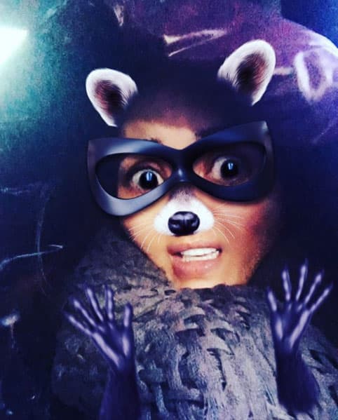 Y convertirse en mapache no le queda mal, basta con ver esta divertida fotografía.