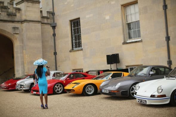 El evento anual Salón Privé en su noveno año se ha convertido en un evento popular para los amantes de autos. También llamado The Luxury and Supercar Show. Este año el evento será más grande y mejor que los años anteriores. Primero que nada el evento de tres días se realizará en un espacio de 200 acres de Syon Park, la casa en Londres del Duque de Northumberland. En este evento se pueden encontrar algunos de los autos más lujosos y exclusivos del mundo. El Salón Privé se ha convertido en algo así como el Pebble Beach de Inglaterra, donde los coleccionistas presumen sus joyas más preciadas.