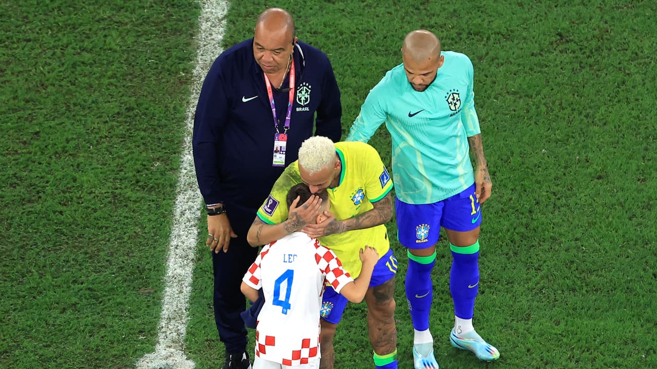 Hijo de Ivan Perisic consuela Neymar tras eliminación de Brasil