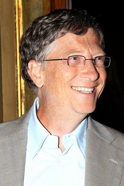 Un año más, el estadounidense más rico es Bill Gates, el fundador de Microsoft, al que se le calcula una fortuna de $54 mil millones ($4 mil millones más que en 2009). Gates, de 54 años, ha renunciado a las actividades cotidianas en Microsoft para dedicarse a la filantropía.