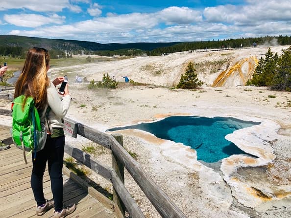 <b>El Parque Nacional de Yellowstone es el número cinco de la lista con 4,115,000 visitantes durante 2018</b>. Tiene alrededor de 5,665 millas cuadradas sobre un área volcánica y se ubica en gran parte en Wyoming, Idaho y Montana. Cuenta con espectaculares cañones, ríos alpinos, bosques frondosos, termas y géiseres chorreantes.