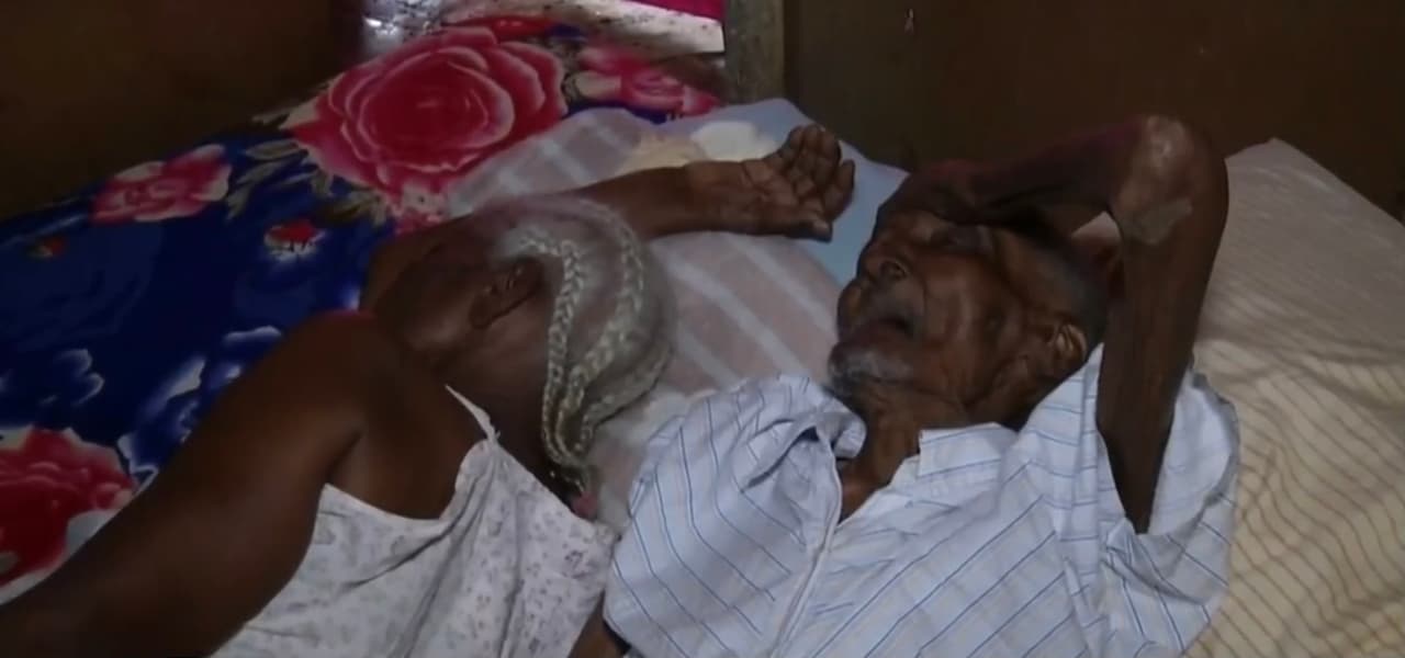 Ciegos, enfermos y en medio de la pobreza extrema, Ramón Bautista y Antolina Santos, una pareja de ancianos que
<b>ha estado junta desde hace 68 años</b> en
<a href="https://www.univision.com/temas/republica-dominicana">República Dominicana</a>, viven sus últimos días juntos postrados en una cama.
<br>