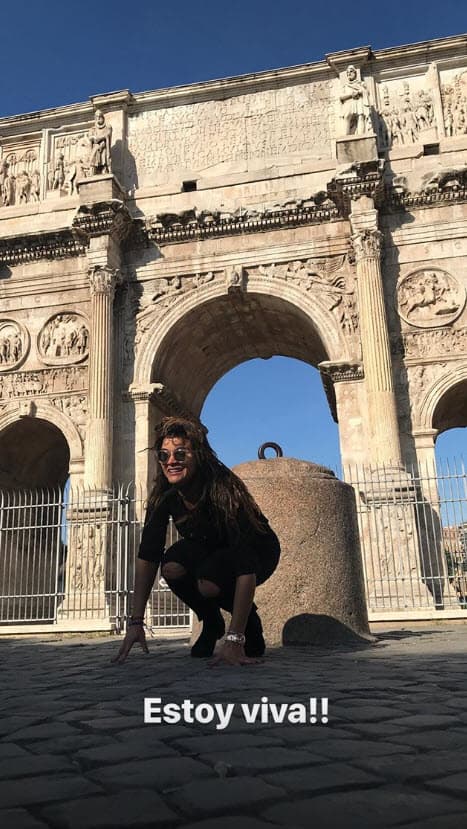 Cuando intentó levantarse casi se cae.