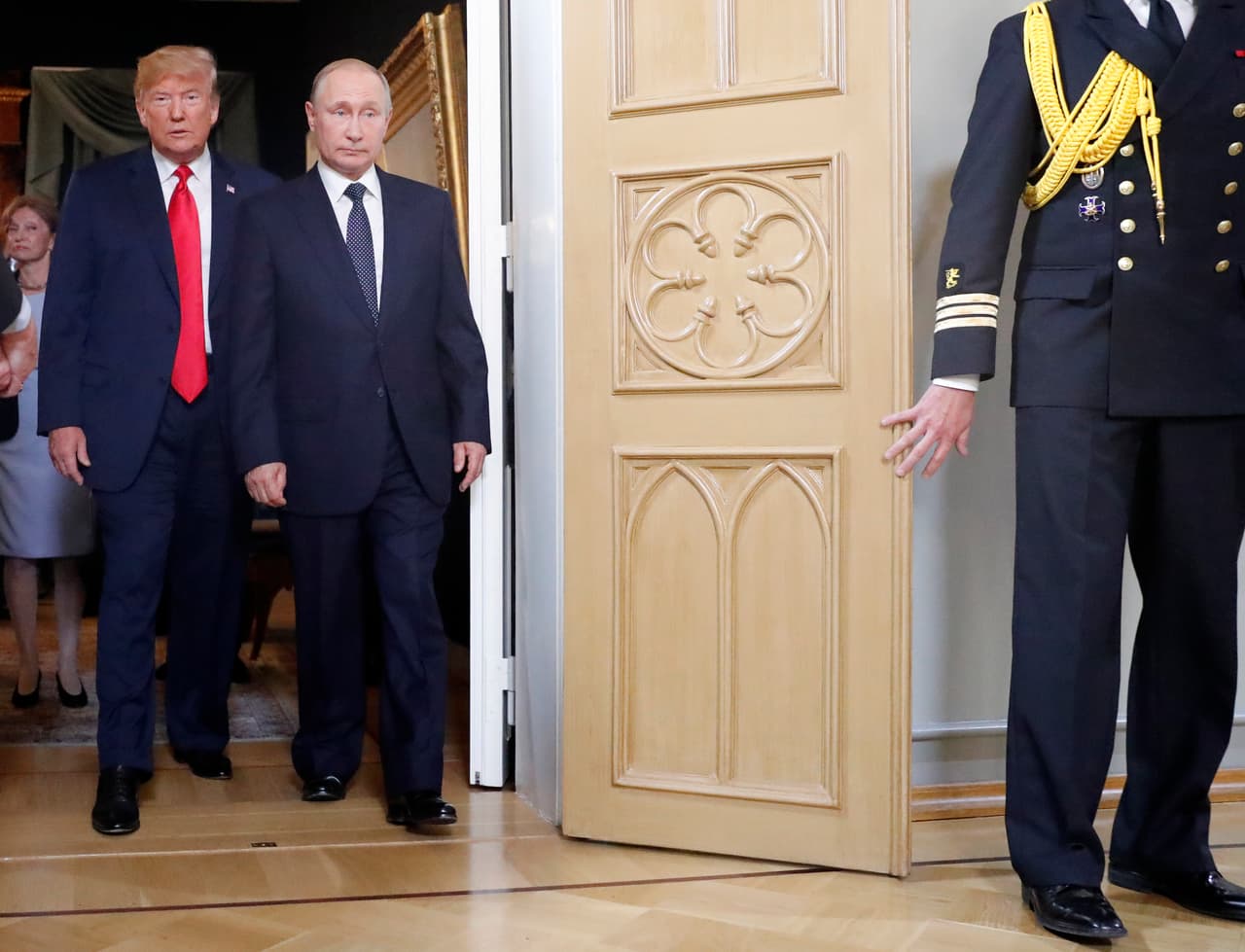 <b>El cuestionado encuentro con Putin en Helsinki.</b> La reunión entre los mandatarios 
<a href="https://www.univision.com/noticias/politica/de-como-trump-le-devolvio-a-rusia-su-estatus-de-superpotencia-que-la-casa-blanca-le-negaba">le devolvió a Rusia su estatus de superpotencia</a>. Demócratas y republicanos por igual calificaron al encuentro 
<a href="https://www.univision.com/noticias/politica/los-republicanos-le-recuerdan-a-trump-que-rusia-no-es-un-aliado-y-lo-condenan-publicamente"><u>como la “vergonzosa claudicación” de un presidente estadounidense ante el líder de un país que sigue siendo percibido como el enemigo</u></a>.