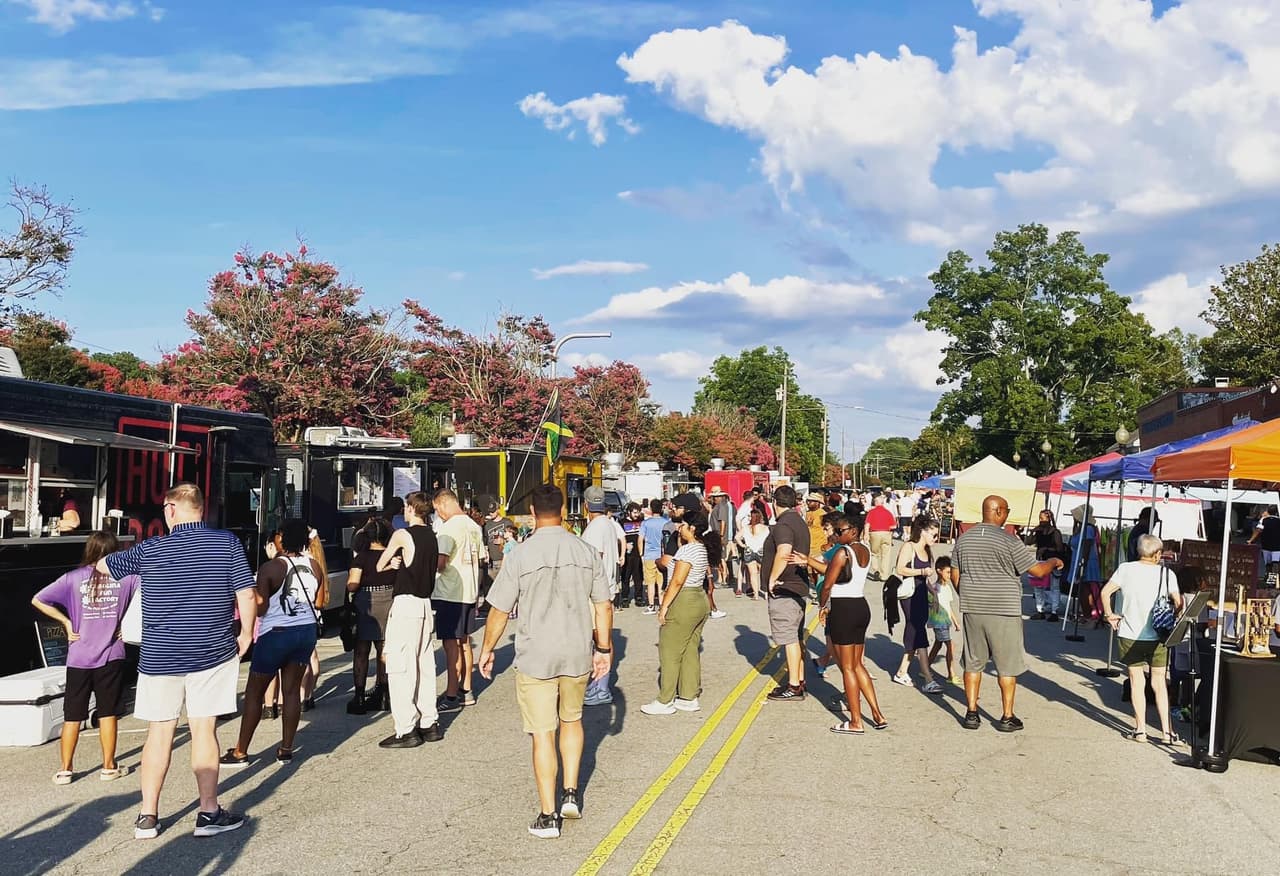 <b>Evento</b>: Downtown Garner Summer Food Truck Rodeo
<br>
<b>Fecha</b>: 21 de julio
<br>
<b>Lugar</b>: Garner's Main St.
<br>
<b>Sitio web</b>: 
<a href="https://www.facebook.com/events/187516813756202/">https://www.facebook.com/events/187516813756202/</a> 
<br>
<br>Buenas comidas, dulces y más estarán disponibles en el centro de Garner's Main St. para este rodeo nocturno de camiones de comida.