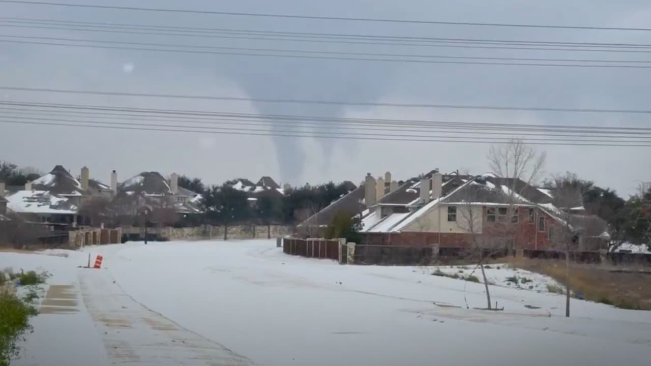 Los llamados “steamnadoes” observados el domingo en el Lago Lewisville y el Lago Limestone 
<b>generaron temor al ser confundidos con tornados.</b> 
<br>Las imágenes circularon en redes sociales y 
<b>motivaron la aclaración de las autoridades. </b>National Weather Service explicó que 
<b>se trata de remolinos de vapor</b>, un fenómeno inofensivo que 
<b>no está asociado a tormentas ni a tornados reales</b>, aunque su apariencia puede resultar alarmante.