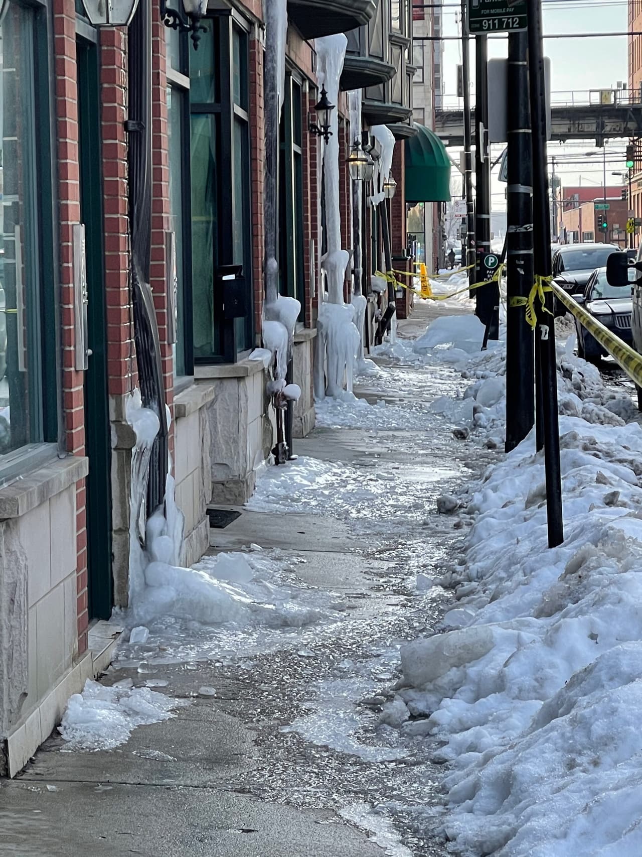Los viajeros que vean carreteras inundadas deben dar la vuelta y no intentar atravesar el agua, según un comunicado de prensa de la ciudad. Solo 6 pulgadas de agua pueden dañar un automóvil y hacer que se detenga, y el agua puede ocultar escombros que pueden dañar los automóviles.
