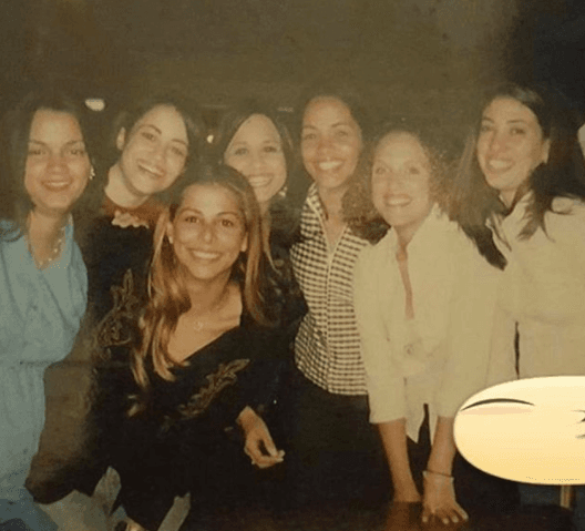 Esta foto tiene más de 18 años. Lourdes estaba en Santo Domingo con algunas de sus compañeras de la Universidad.