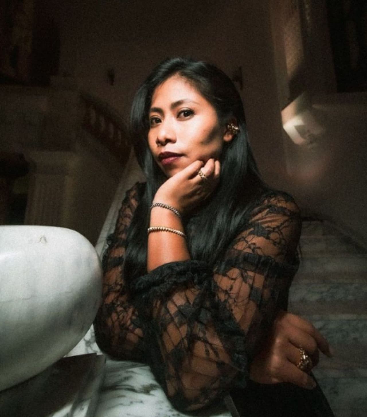 <b>Yalitza Aparicio </b>anunció que será representante de Cartier modelando pulseras, anillos y pendientes en tonos dorados y plateados.