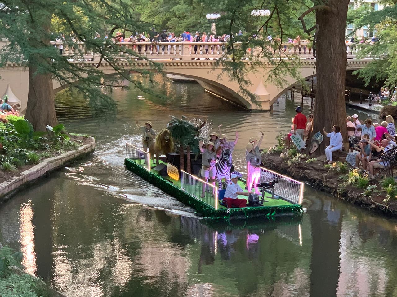 Setenta años después, los Cavaliers de Texas todavía decoran el río San Antonio con los colores llamativos de Fiesta.