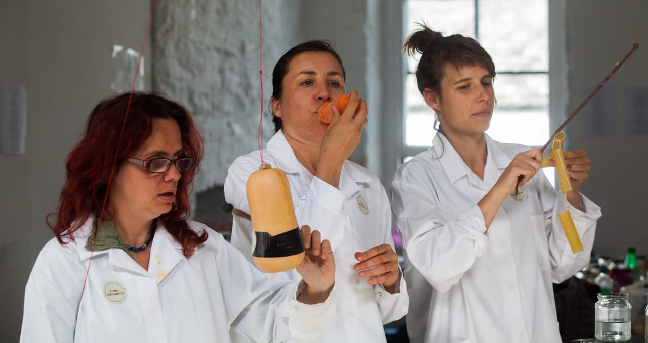 Cada uno de ellos muestra su amor a la música cuando tocan sus instrumentos.