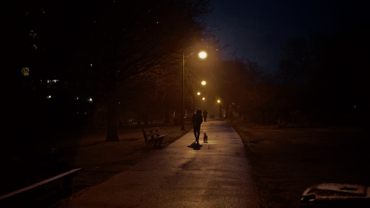 Los residentes que tenían que salir durante la tormenta, el día sábado 11 de enero, lo hicieron muy bien abrigados. Sin embargo, la mezcla invernal y la lluvia congelada, en combinación con el vienvo, impactaban el rostro de la gente, convirtiéndose no solo en algo que hizo los caminos resbalosos y peligrosos, sino que también se hicieron una molestia para caminar.