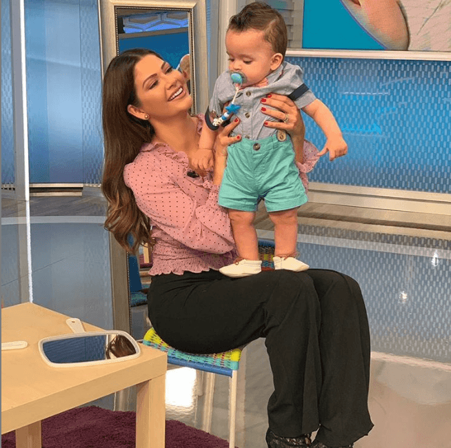 Gael cumplirá un año de vida en julio del presente año y cada vez luce más grande, poco a poco deja de ser un bebé. En esta ocasión le tocó vivir la experiencia de su segundo corte de cabello junto a su mami Ana Patricia y sus abuelas.