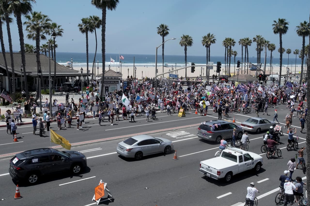 Las playas del condado Orange fueron cerradas temporalmente bajo una orden del gobernador como una medida para restringir las agrupaciones en la costa como se vieron el fin de semana anterior. (AP Photo/Chris Carlson)