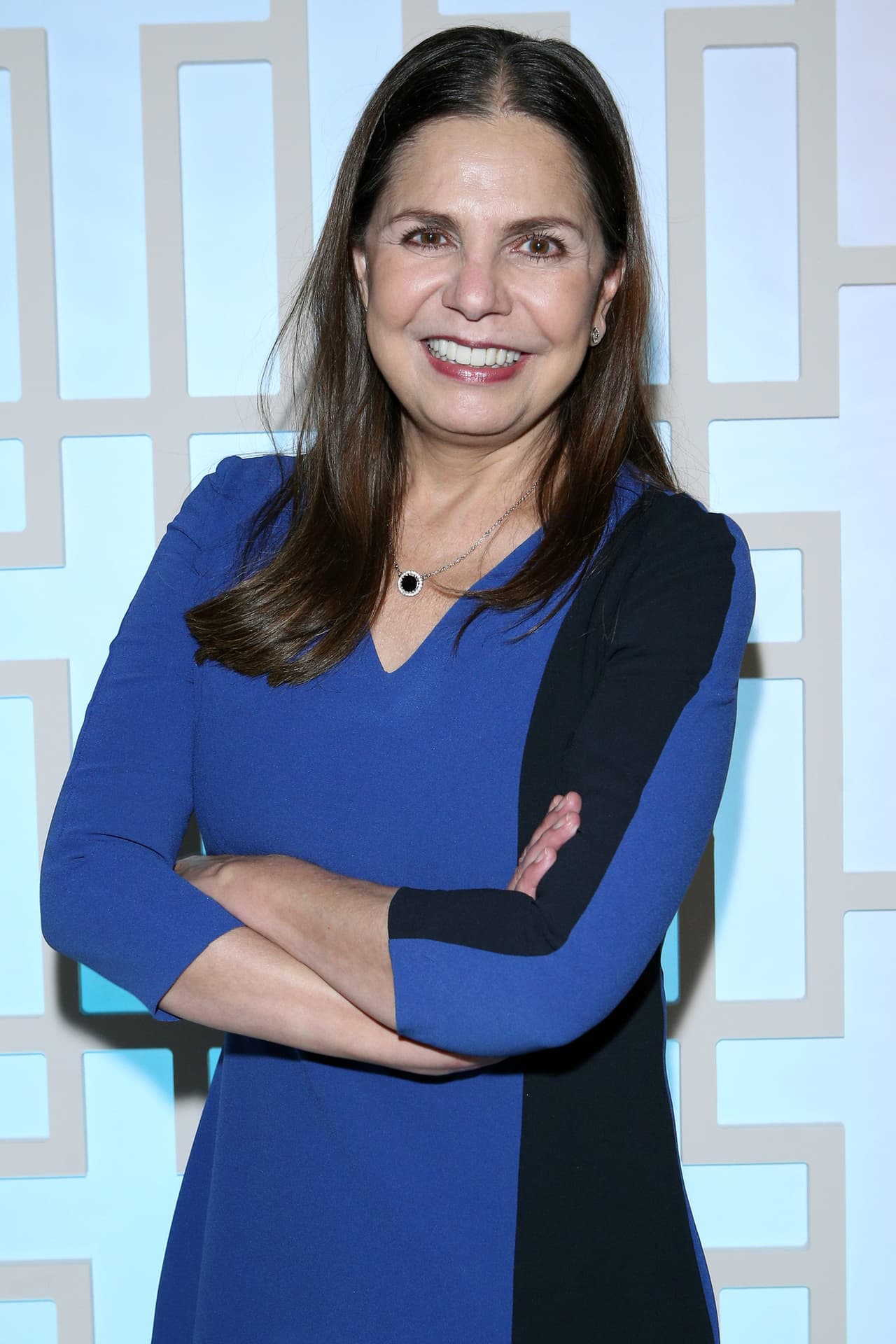 Bárbara, Ariadna, Dafne y Gemma no son parte de la misma familia ni de la misma clase social, pero tienen dos cosas en común: comparten una casa y carecen del apoyo de una pareja, lo que los lleva a compartir vidas sin amor. A lo largo de la telenovela enfrentarán temas como la viudez, la crianza de un hijo con necesidades especiales, un embarazo no planificado y problemas en el lugar de trabajo.
<br>