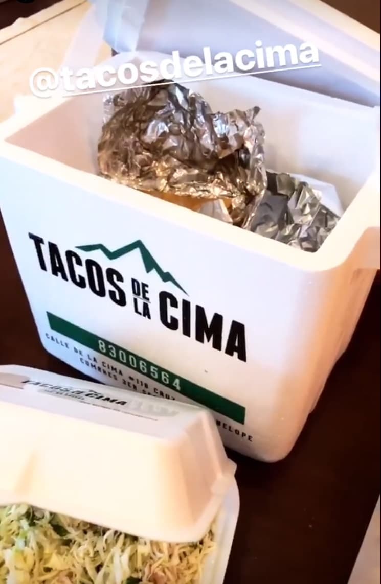 Alicia Villarreal presumió en su cuenta de Instagram cada detalle que le hicieron llegar, como estos tacos que, aclaró, son bajos en grasa.