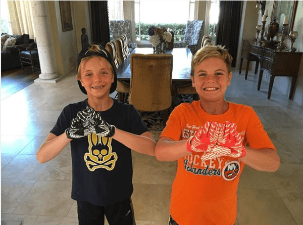 Para Britney la educación de sus hijos es su prioridad, por lo que ella les ha impuesto algunos quehaceres en casa como lavar trastes, ayudar en la limpieza de sus perros, así como tirar la basura.