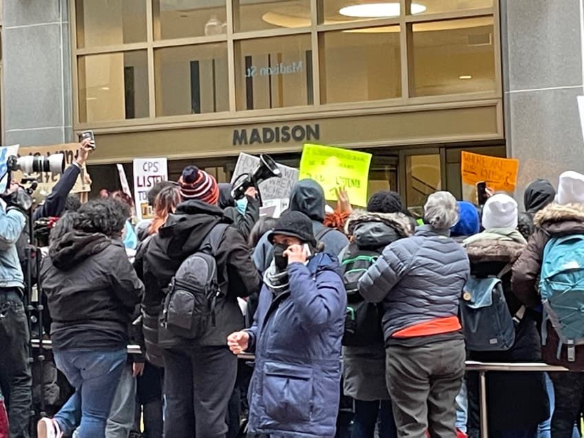 Cientos de estudiantes acudieron a la manifestación convocada en las oficinas de CPS.