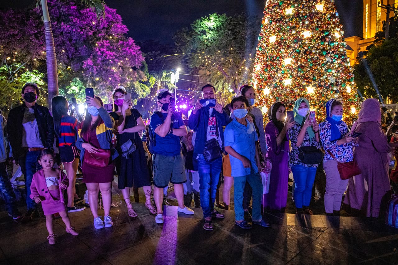 Personas que usan mascarillas para protegerse contra covid-19 ven un espectáculo de drones durante las celebraciones de Nochevieja en un parque el 1 de enero de 2021 en Manila, Filipinas.