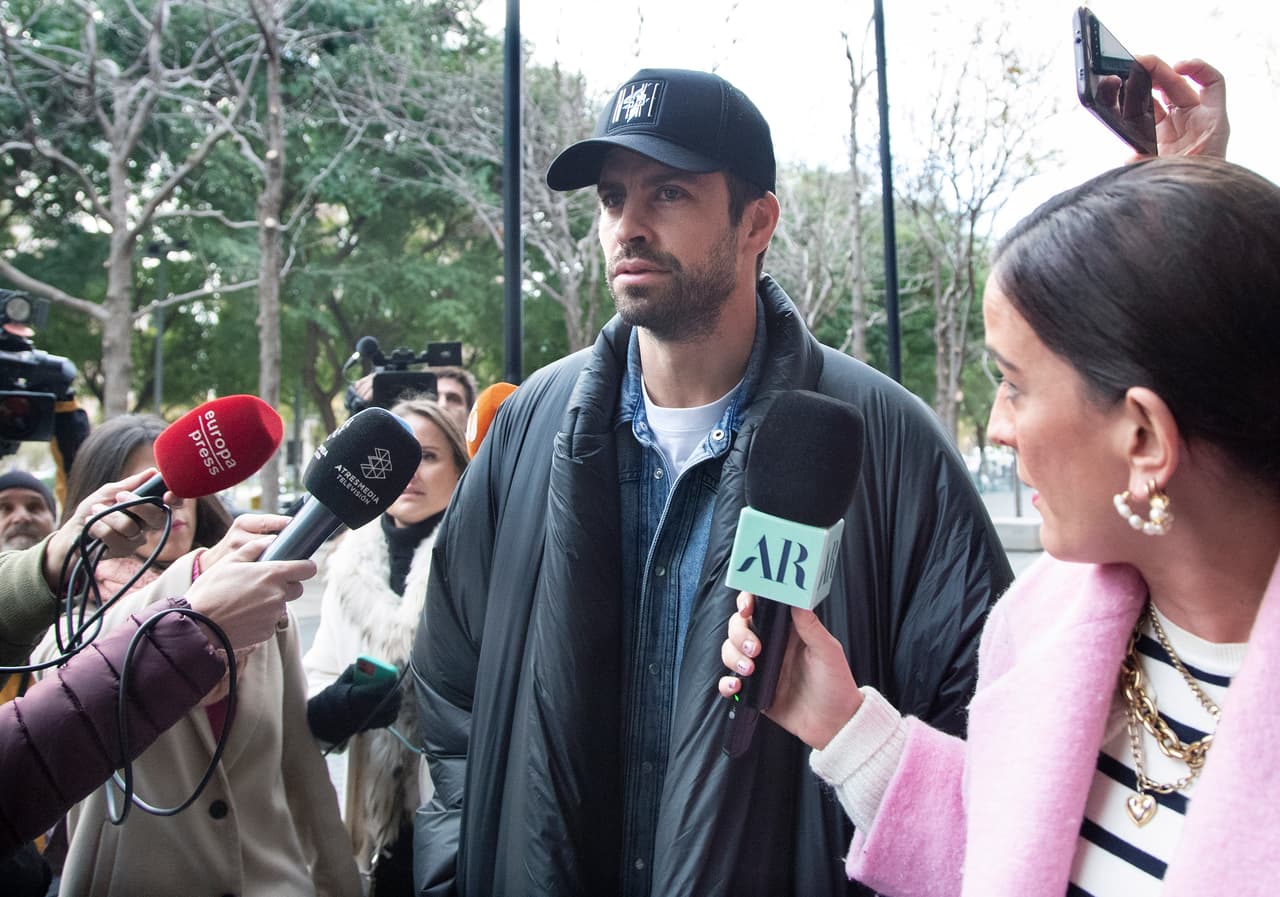 En las últimas horas también se ha reportado que supuestamente está buscando comprar una casa que esté a "20 minutos" de la
<b><a href="https://www.univision.com/famosos/pique-shakira-mansion-20-millones-dolares-miami-fotos" target="_blank">mansión que tiene Shakira en Miami. </a></b>
<br>