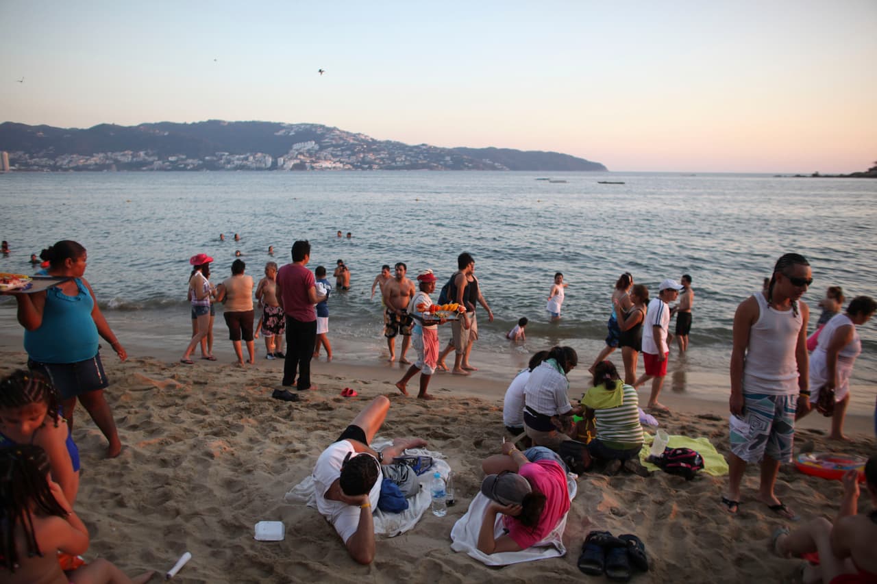 Playa Suave, que forma parte de la zona turística de Acapulco, es la playa más contaminada de todo el país, tras registrar 3,968 NMP (Número Más Probable) de enterococos por cada 100 ml. Si se considera que el nivel de seguridad establecido por la Organización Mundial de la Salud (OMS) es de 200 NMP de enterococos por cada 100ml, esta playa tiene 1,900 % veces más.
<br>