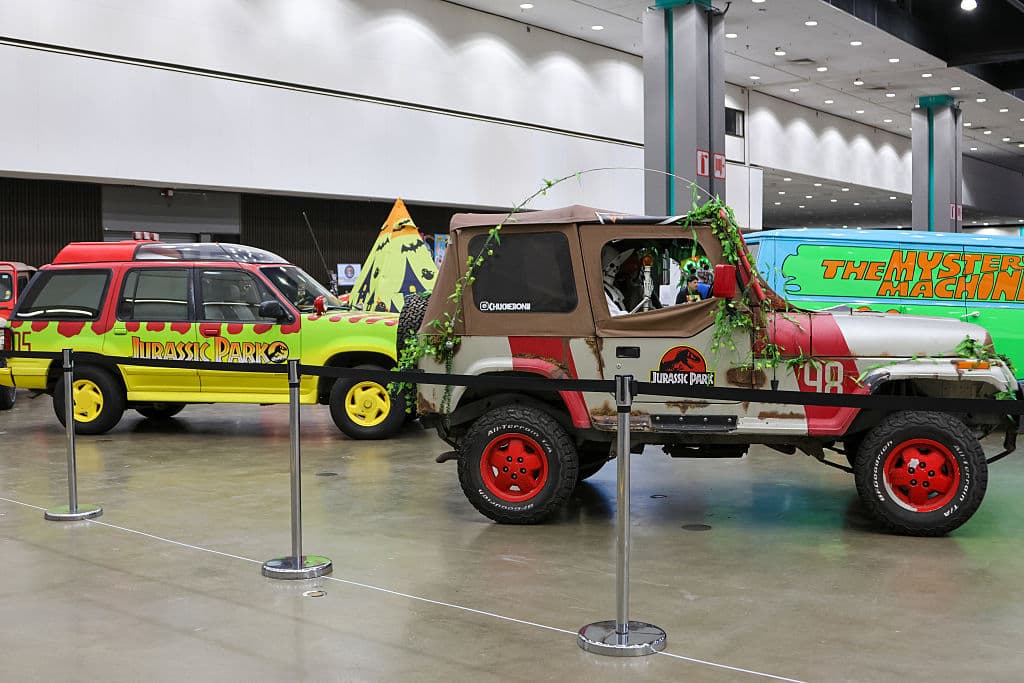 os legendarios vehículos de Jurassic Park rugen en LA Comic Con 2025: los icónicos jeeps con el logo rojo y amarillo transportan a fans a Isla Nublar. Estos autos recrean perfectamente los utilizados en la franquicia cinematográfica.