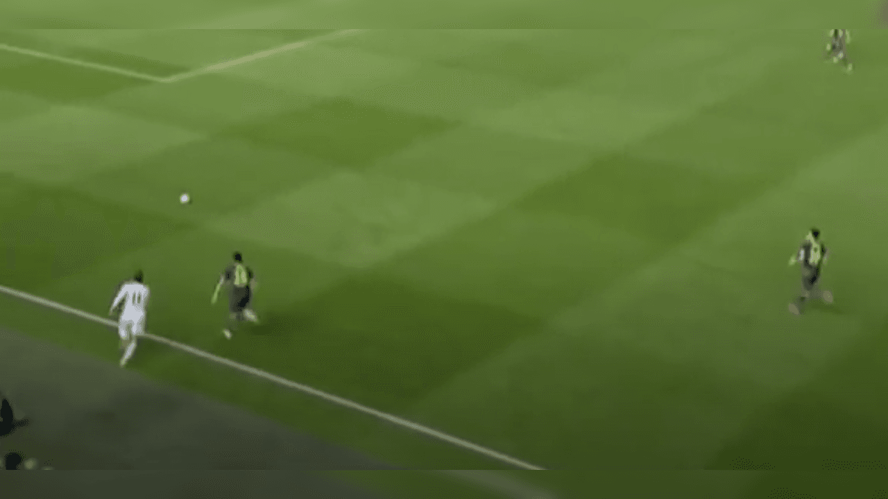 <b>Bale lo emparejó en la carrera</b>
<br>Bartra habia hechoo lo que podía, lo sacó del campo y corrió hacia el balón porque seguía en juego.