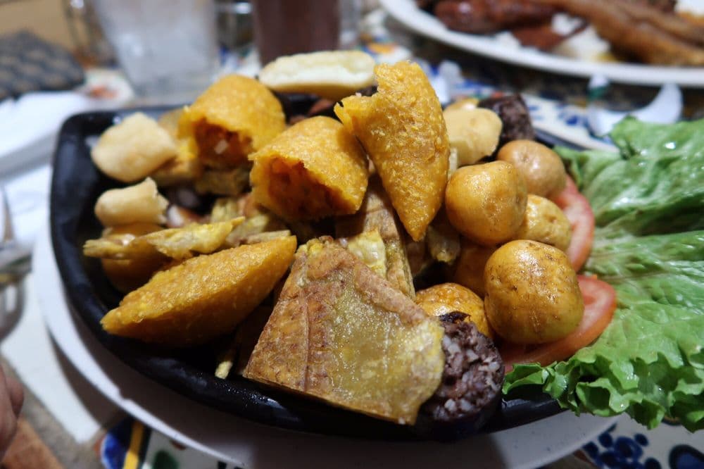 <b>Casa Vieja Restaurant</b>
<br>Dirección: 3652 Shallowford Rd NE Atlanta, GA 30340
<br>Teléfono: (770) 454-8557
<br>Sitio web: 
<a href="https://www.casaviejacolombiarestaurant.com/">https://www.casaviejacolombiarestaurant.com/</a> 
<br>
<a href="https://www.yelp.com/map/casa-vieja-restaurant-atlanta">Cómo llegar</a>
<br>
<br>Se promocionan así en su página web: “Esta empresa familiar ha estado en el área de Atlanta desde 1980. Nos especializamos en algunas de las mejores cocinas tradicionales colombianas”.