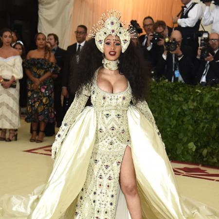 "
<b>Nunca olvidaré cómo yo fui a una sesión</b> para esta revista y el fotógrafo estaba tratando de acercarse a mí como: 'Sí, ¿quieres estar en esta revista?' Y sacó su pene... yo estaba jodidamente furiosa", explicó Cardi en la entrevista, la cual también ha sido reseñada por medios como 
<b><a href="https://www.billboard.com/articles/columns/hip-hop/8531007/cardi-b-sexually-harassed-magazine-shoot-video-interview" target="_blank">Billboard</a></b> y 
<b><a href="https://people.com/music/cardi-b-me-too-experience-sexual-assault/" target="_blank">People. </a></b>