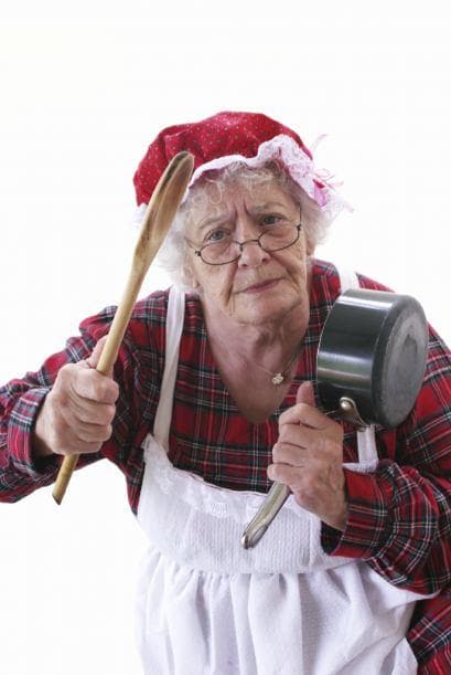 "Nunca me llamas, ni te acuerdas que tienes abuela, si yo fui quien te cambiaba los pañales cuando eras apenas un bebé", es el reclamo de la abuela cuando no vas a visitarla muy seguido, por lo que no te puedes salvar de un regaño si no estás al pendiente de ella.