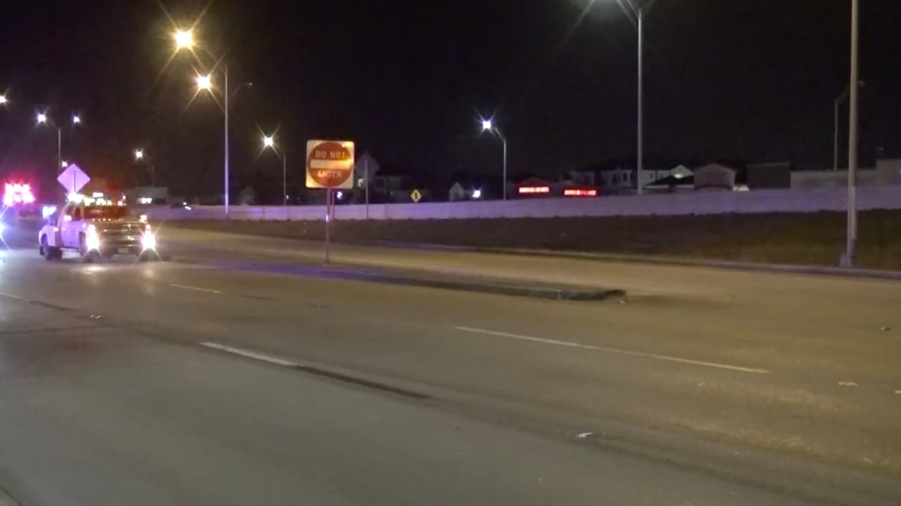 Del impacto, la conductora salió expulsada del automóvil el cual cayó sobre ella, aplastándola.