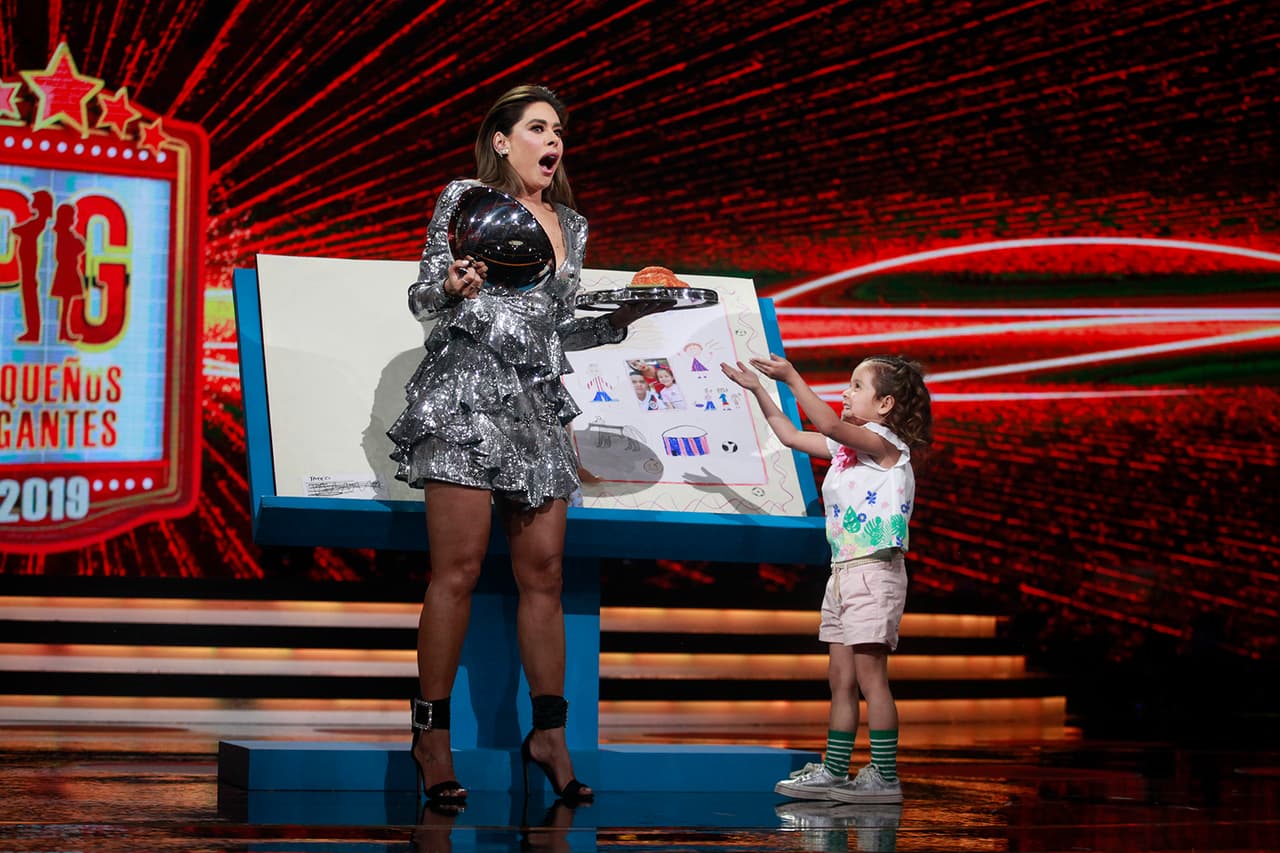 Al contar que es de Guadalajara, Jalisco, al igual que Galilea Montijo, no dudó en
<b><a href="https://www.univision.com/shows/pequenos-gigantes/danna-le-regala-una-torta-ahogada-a-galilea-y-la-conductora-no-se-resiste-a-morderla-video">regalarle una torta ahogada</a></b>, lo cual agradeció la presentadora.