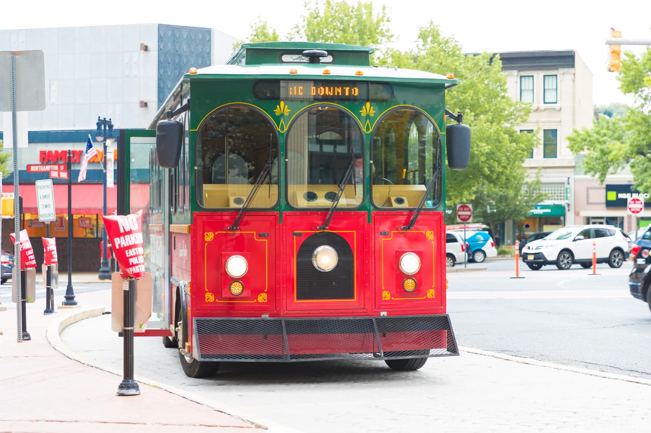 <b>Puesto 8: Allentown-Bethlehem-Easton, Pennsylvania-New Jersey.</b> 1.6 crímenes violentos y 14.4 delitos contra la propiedad. En esta parea metropolitana el ingreso anual promedio es de 64,213 dólares al año, una de las variables socioeconómicas que influyen en la seguridad, según el estudio. El 80% de las áreas metropolitanas más seguras reportan un ingreso familiar promedio por encima del promedio nacional (61,937 dólares).