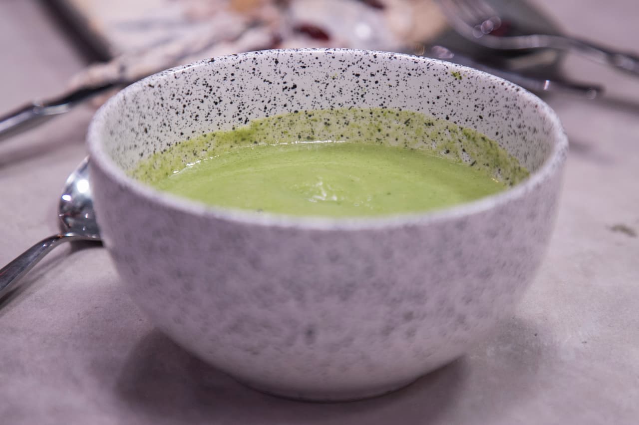 Para su primer reto decidieron cocinar una sopa de cilantro con calabaza, que no fue del completo gusto del chef Carlos Gaytán; les recomendó agregarle un toque de menta o chile.