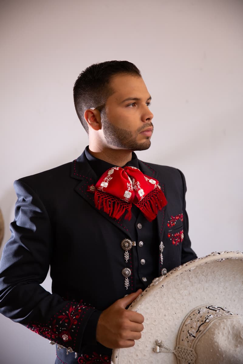 <b>Leonardo Aguilar</b> estará junto a su padre y hermana en la entrega número 18 de 
<b><a href="https://www.univision.com/shows/premios-juventud" target="_blank">Premios Juventud.</a></b>