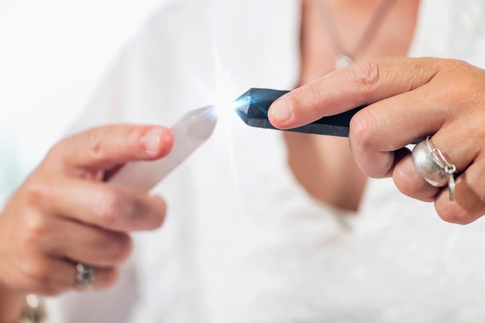 Tiene una característica muy interesante que sólo la selenita tiene, que es la energía de limpiar los cristales restantes. Así que cualquiera que trabaje con cristales no debe dudar tener una selenita para ayudar a renovar y recargar otras gemas o piedras.