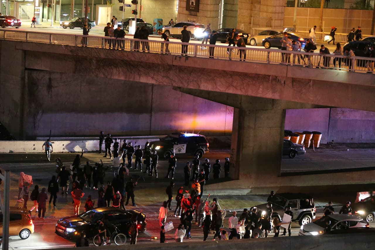 Decenas de personas bloquearon la autopista 110 antes de las 7:00 p.m.
<b>obligando a las autoridades a emitir comunicados para evitar la zona.</b>