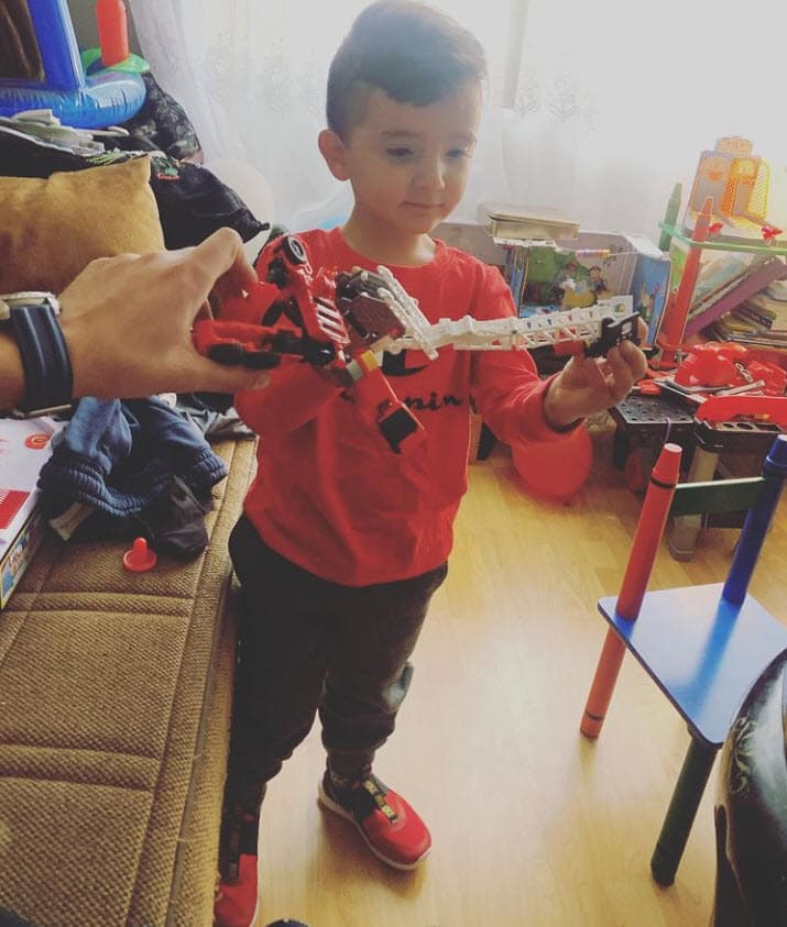 El actor de 60 años contó que al niño, quien este próximo diciembre llegará a los 4 años de vida, solo lo ha visto a través de fotos, pero no le interesa conocerlo en persona. 
<br>