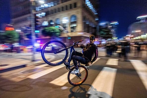 Las acrobacias de bicicleteros y piruetas de autos a toda velocidad en medio de la calle, aumentaron los riesgos de accidentes en un área rodeada de restaurantes y bares en donde también se celebraba en triunfo del equipo local.