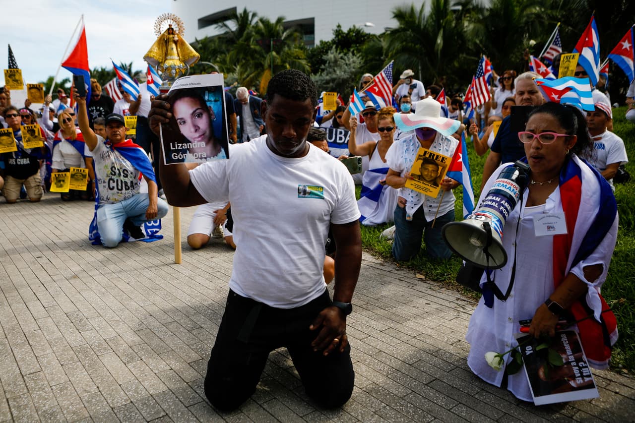 Los manifestantes también denunciaron la represión del régimen en la isla, en contra del pueblo que pide un cambio