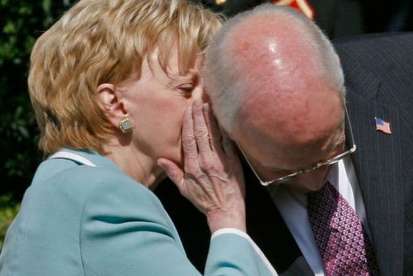 Lynne Cheney secretea en el oído de su esposo , el vicepresidente Dick Cheney , durante una ceremonia en honor a la Reina Isabel II de Inglaterra en el Jardín Sur de la Casa Blanca, el 7 de mayo de 2007.