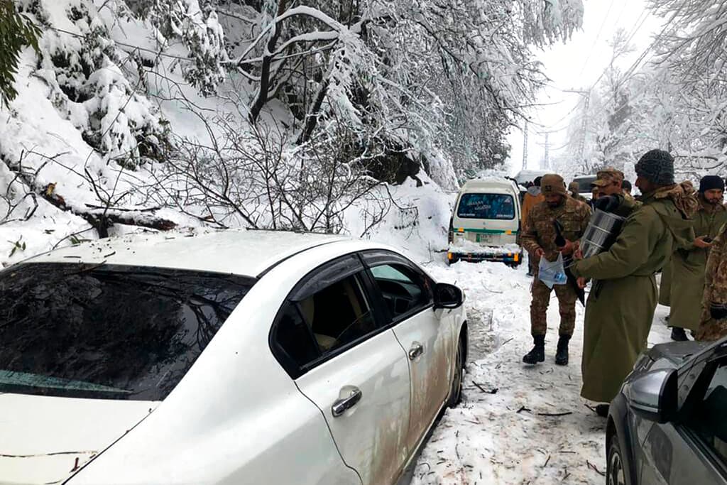 La mayoría de las calles que conducen a los centros turísticos de la zona se han ido despejando de nieve este sábado, pero según autoridades locales aún queda trabajo por hacer.